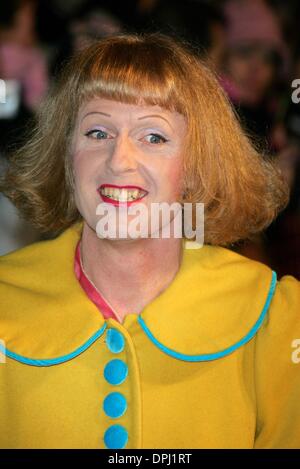 10 janvier 2006 - Leicester Square, LONDRES, ANGLETERRE - GRAYSON PERRY.Artiste visuel.Madame Henderson Présente, PREMIER FILM.VUE WEST END, Leicester Square, Londres, Angleterre.23-Nov-05.N13665.K46239.(Image Crédit : © Globe Photos/ZUMAPRESS.com) Banque D'Images