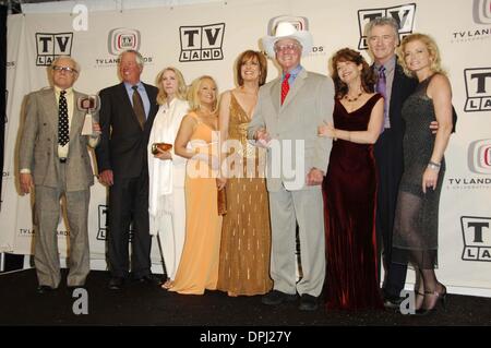 19 mars 2006 - Hollywood, Californie, États-Unis - SANTA MONICA, CA, le 19 mars 2006 (SSI) - -.Les membres de l'équipe de DALLAS Ken Kercheval, Steve Kanaly, Susan Howard, Charlene Tilton, Linda Gray, Larry Hagman, Mary Crosby, Patrick Duffy et Sheree J. Wilson poser pour les photographes, au cours de la 2006 TV LAND AWARDS, qui a eu lieu à la Barker Hanger, le 19 mars 2006, à Santa Monica, en Californie. Banque D'Images