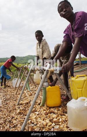 11 avril 2006 - Kotoni, Ituri, République démocratique du Congo - la collecte de l'approvisionnement en eau de leur famille à Kotoni RDC. Kotoni a connu un afflux d'environ 1500 familles entre les mois de mars à avril, toutes les personnes déplacées par la guerre civile en cours. (Crédit Image : © Stephen WIR/ZUMAPRESS.com)/Digges Banque D'Images