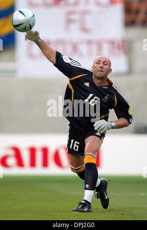 FABIEN BARTHEZ.LA FRANCE ET L'Olympique de Marseille.CROATIE/FRANCE.DR.MAGALHAES PESSOA STADIUM, Leiria, Portugal.17/06/2004.DIG24276.K47872.APERÇU DE LA COUPE DU MONDE 2006 Banque D'Images