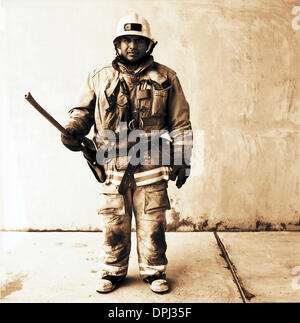 10 août 2006 - Long Beach, Californie, États-Unis - Abraham Mia, 27, classe de 2003 LAFD. "Je vois cela comme une opportunité pour moi de servir ma communauté. C'est une façon pour moi de donner en retour." (Crédit Image : © Robert Gallagher/zReportage.com/ZUMA) Banque D'Images