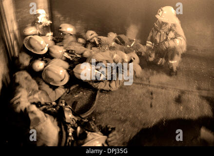 10 août 2006 - Long Beach, Californie, États-Unis - Courage sous le feu ! Recrues apprennent à faire confiance à l'un de l'autre, ensemble ils travaillent leur chemin à travers un immeuble en feu avec juste un flexible à tous les protéger. L'entassement fermement ensemble et faible à l'étage, un leader est désigné, et l'écorce des commandes qui sont rapidement repris par le peloton, alors qu'il tente de naviguer en toute sécurité e Banque D'Images