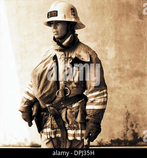 10 août 2006 - Long Beach, Californie, États-Unis - LAURIE VAN DYNE, 28, classe de 2003 LAFD. "Il n'y a pas de doute, c'est un travail difficile pour une femme. Mais j'ai été autour de feux et les pompiers toute ma vie. C'est dans ma famille, et il coule dans mes vains. C'est ce que je veux faire de ma vie.' (image Crédit : © Robert Gallagher/zReportage.com/ZUMA) Banque D'Images