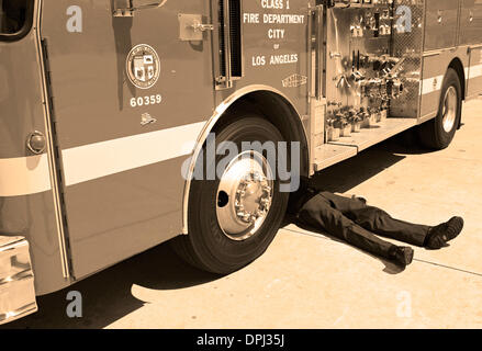 10 août 2006 - Long Beach, Californie, États-Unis - Contrôle de l'un des camions. (Crédit Image : © Robert Gallagher/zReportage.com/ZUMA) Banque D'Images