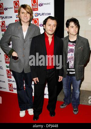 30 octobre 2006 - Grosvenor House Hotel, Londres - NICKY WIRE, JAMES DEAN BRADFIELD et Sean Moore.Manic Street Preachers.Q AWARDS.Grosvenor House Hotel, Londres.30 Octobre 2006.Die19437.K50644.CREDIT (Crédit Image : © Globe Photos/ZUMAPRESS.com) Banque D'Images
