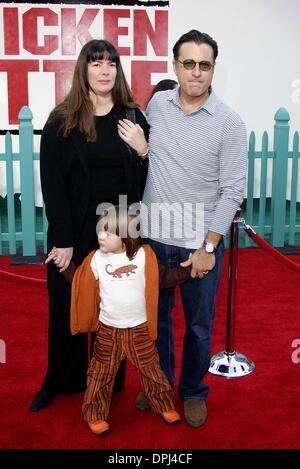 Le 5 décembre 2005 - Hollywood, Los Angeles, USA - ANDY GARICA, MARIVI GARCIA LORIDO, ANDRES GARCIA.acteur, épouse et fils.CHICKEN LITTLE, PREMIÈRE MONDIALE.El Capitan, Hollywood, Los Angeles, USA.30-Oct-05.AJO58667.K46147.CREDIT : crédit(Image : © Globe Photos/ZUMAPRESS.com) Banque D'Images