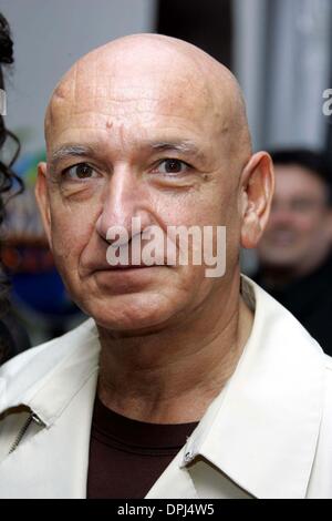 20 février 2006 - Universal Citywalk, LOS ANGELES, USA - BEN KINGSLEY.acteur.NANNY MCPHEE, PREMIERE.UNIVERSAL Universal CitywalkWALK, LOS ANGELES, USA.01-14-2006.LAP63476.K46879.par crédit (crédit Image : © Globe Photos/ZUMAPRESS.com) Banque D'Images