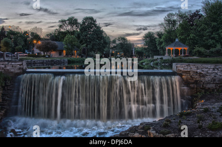 Mill Pond et gazebo de Menomonee Falls Wisconsin HDR Banque D'Images