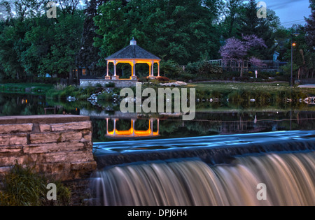 Mill Pond et gazebo de Menomonee Falls Wisconsin HDR Banque D'Images