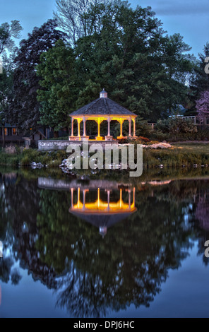 Reflet dans un gazebo mill pond Banque D'Images
