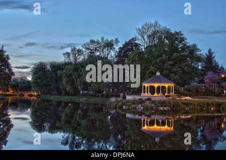 Reflet dans un gazebo mill pond Banque D'Images