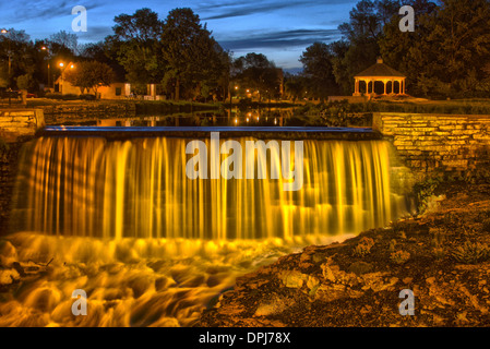 Mill Pond et gazebo de Menomonee Falls Wisconsin HDR Banque D'Images