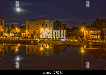 Mill Pond reflet d'un ancien moulin et de la rue Main bridge Menomonee Falls Wisconsin Banque D'Images