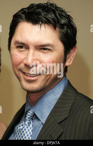 Mar. 2, 2006 - Century City, Los Angeles, USA - LOU DIAMOND PHILLIPS.acteur.58E DIRECTORS GUILD OF AMERICA AWARDS.SIÈCLE Century City, Los Angeles, USA.28-Jan-06.64230.K47080 AQL.(Image Crédit : © Globe Photos/ZUMAPRESS.com) Banque D'Images