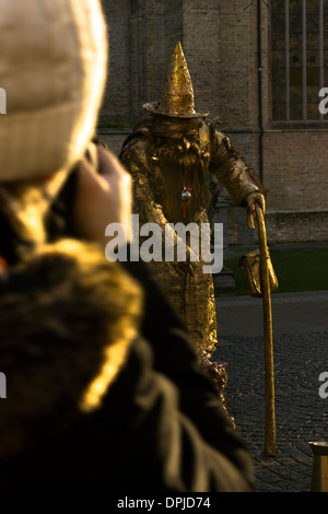 Les droits de l'assistant d'or touristique statue vivante en interaction avec les touristes chanté Banque D'Images