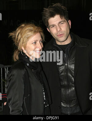 13 décembre 2005 - 12 décembre 2005 - New York, NY - Edie Falco et assiste à la date première de film ''Les Trois Enterrements de Melquides Estrada'', un Sony Pictures Classics de presse au Paris Theatre. ***Digital Image*** ANTHONY G. MOORE- 2005.K46247(AGA Image : © Crédit Photos Globe/ZUMAPRESS.com) Banque D'Images