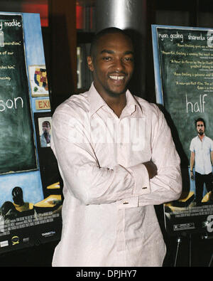 3 août 2006 - New York, NY, USA - 08-02-2006- New York, NY, USA - Anthony Mackie (acteur) assiste à la première de New York film ''HALF NELSON'', présenté par THINKFilm à Tribeca Cinemas. ANTHONY G. MOORE- K49219AGA.(Image Crédit : © Globe Photos/ZUMAPRESS.com) Banque D'Images