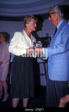 22 septembre 2006 - Angela Lansbury avec Lew Wasserman .LUCY AWARDS AU BEVERLY HILLS HOTEL 1996.K6086NP. NINA PROMMER-(Image Crédit : © Globe Photos/ZUMAPRESS.com) Banque D'Images