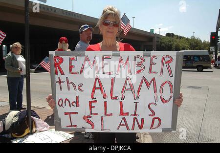 8 mars, 2006 - les manifestants de l'immigration,Dallas,Tx.04/08/06,North Central Expressway@Walnut Hill.copyright JeffJ.Newman.Marianne Ferrari de Plano, TX.originaire de New York..''Mes gens sont venus de l'Italie sur le bateau d'Ellis Island, mais ils n'ont le droit chemin...ils avaient sponsors...ils ont dû être deloused... le gouvernement divise le peuple ,nous sommes un creuset mais nous ne Banque D'Images