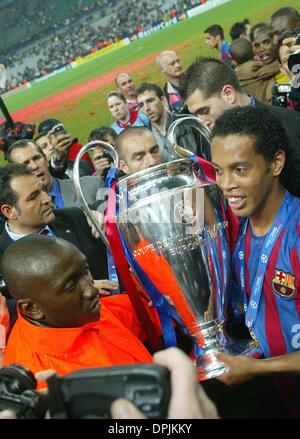 17 mai 2006 - Stade de France, PARIS, FRANCE - RONALDINHO.2006 CHAMPIONS LEAGUE-BARCELONE VS. .ARSENAL PARIS FRANCE 05-17-2006. MICHAEL MAYHEW- - 2006.K47922.(Image Crédit : © Globe Photos/ZUMAPRESS.com) Banque D'Images