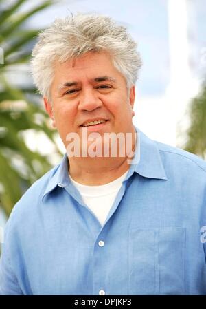 19 mai 2006 - Palais De Festival, CANNES, FRANCE - Pedro Almodovar.ASSISTE À UNE SÉANCE DE PHOTOS POUR LE RETOUR À CANNES.05-19-2006. DAVID GADD- - 2005.K48047(Image Crédit : © Globe Photos/ZUMAPRESS.com) Banque D'Images