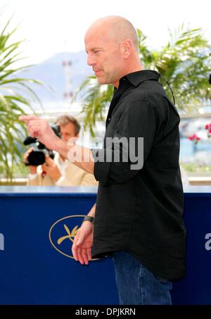 21 mai 2006 - Palais De Festival, CANNES, FRANCE - Bruce Willis.ASSISTE À UNE SÉANCE DE PHOTOS POUR LE PAR-DESSUS LA HAIE À CANNES 05-21-2006. DAVID GADD- - 2006.K48043.(Image Crédit : © Globe Photos/ZUMAPRESS.com) Banque D'Images