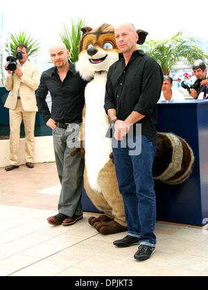 21 mai 2006 - Palais De Festival, CANNES, FRANCE - Bruce Willis.ASSISTE À UNE SÉANCE DE PHOTOS POUR LE PAR-DESSUS LA HAIE À CANNES 05-21-2006. DAVID GADD- - 2006.K48043.(Image Crédit : © Globe Photos/ZUMAPRESS.com) Banque D'Images