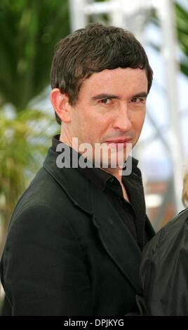 Le 24 mai 2006 - Palais De Festival, CANNES, FRANCE - Steve Coogan.ASSISTE À LA PHOTOCALL POUR MARIE ANTOINETTE À CANNES 05-24-2006.Crédit : - K48052(Image : © Crédit Photos Globe/ZUMAPRESS.com) Banque D'Images