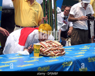 Le 4 juillet 2006 - K48504MK.L'ASSEMBLÉE ANNUELLE DE NATHAN'S HOT DOG EATING CONTEST À CAUSE DE NATHAN, Coney Island 07-04-2006. MARK KASNER- 2006.TAKERU KOBAYASHI(Image Crédit : © Globe Photos/ZUMAPRESS.com) Banque D'Images