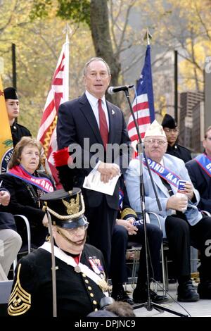 Novembre 11, 2006 - New York, NY, USA - 11 novembre 2006 - New York, NY, USA - Le maire Michael R. Bloomberg assiste et prend la parole à l'ancien combattant 2006 Day Parade et cérémonie d ouverture sur la 5e Avenue. 2006 Thème parade ''Still servant fièrement''. Crédit : Anthony G. Moore/ K50777(AGA Image : © Crédit Photos Globe/ZUMAPRESS.com) Banque D'Images