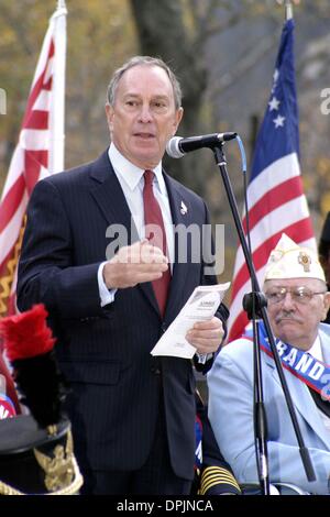 Novembre 11, 2006 - New York, NY, USA - 11 novembre 2006 - New York, NY, USA - Le maire Michael R. Bloomberg NYC assiste et prend la parole à l'ancien combattant 2006 Day Parade et cérémonie d ouverture sur la 5e Avenue. 2006 Thème parade ''Still servant fièrement''. Crédit : Anthony G. Moore/ K50777(AGA Image : © Crédit Photos Globe/ZUMAPRESS.com) Banque D'Images