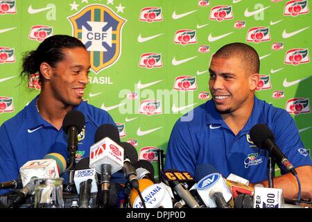 18 janvier 2006 - Rio de Janeiro, RJ, Brésil - 20041116 : Guayaquil, Equateur : Les joueurs Ronaldinho Gaucho et Ronaldo, de l'équipe de football brésilienne, parle à la presse à l'hôtel Hilton Colon. L'équipe brésilienne fait face à l'Équateur le 17 novembre 2004 au stade de Guayaquil, pour la qualification pour la Coupe du Monde 2006. .Il y a 7 nominés pour le Brésilien Golden Ball Award 2004 : Adriano (Brésil Banque D'Images