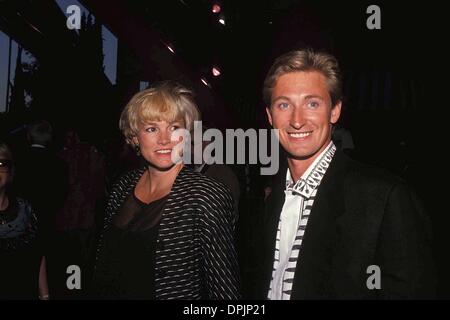 14 février 2006 - WAYNE GRETZKY AVEC JANET JONES 1990.L0145.DE CRÉDIT PAR SYLVIA SUTTON-(Image Crédit : © Globe Photos/ZUMAPRESS.com) Banque D'Images