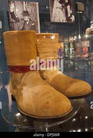 Toronto. 15 Jan, 2014. Photo prise le 14 janvier 2014 montre une paire de bottes qui a été porté par l'ancien Premier ministre britannique Winston Churchill au Bata Shoe Museum de Toronto, Canada. Comme l'un des plus grands musées de la chaussure dans le monde, le Bata Shoe Museum recueille plus de 12 000 paires de chaussures. © Zou Zheng/Xinhua/Alamy Live News Banque D'Images