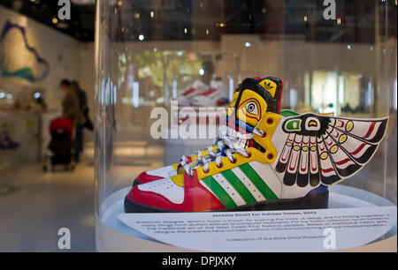 Toronto. 15 Jan, 2014. Photo prise le 14 janvier 2014 montre une paire d'espadrilles affiché au Bata Shoe Museum de Toronto, Canada. Comme l'un des plus grands musées de la chaussure dans le monde, le Bata Shoe Museum recueille plus de 12 000 paires de chaussures. © Zou Zheng/Xinhua/Alamy Live News Banque D'Images