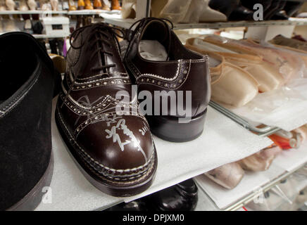 Toronto. 15 Jan, 2014. Photo prise le 14 janvier 2014 montre une paire de chaussures porté par l'acteur chinois de Hong Kong Tony Leung au Bata Shoe Museum de Toronto, Canada. Comme l'un des plus grands musées de la chaussure dans le monde, le Bata Shoe Museum recueille plus de 12 000 paires de chaussures. © Zou Zheng/Xinhua/Alamy Live News Banque D'Images