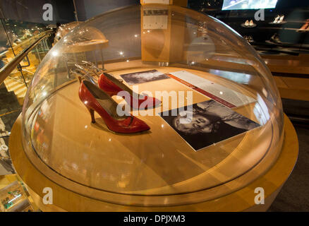 Toronto. 15 Jan, 2014. Photo prise le 14 janvier 2014 montre une paire de chaussures à haut talon rouge porté par l'actrice Marilyn Monroe au Bata Shoe Museum de Toronto, Canada. Comme l'un des plus grands musées de la chaussure dans le monde, le Bata Shoe Museum recueille plus de 12 000 paires de chaussures. © Zou Zheng/Xinhua/Alamy Live News Banque D'Images