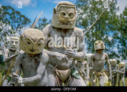 Mudmen dance à un Sing Sing à Goroka, Papouasie Nouvelle Guinée. Arcs et lances sont utilisées pour intimider l'ennemi. Banque D'Images