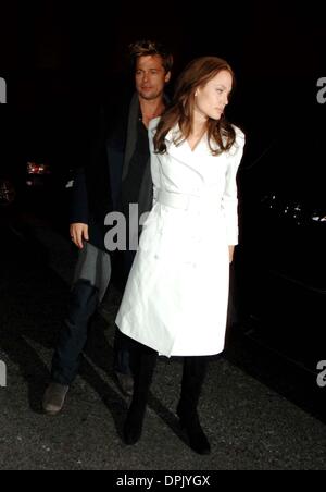 10 décembre 2006 - New York, New York, USA - Angelina Jolie et Brad Pitt sont dehors et environ dans pour une partie de dîner à Manhattan le 10 décembre 2006.. Andrea Renault K51029AR(Image Crédit : © Globe Photos/ZUMAPRESS.com) Banque D'Images