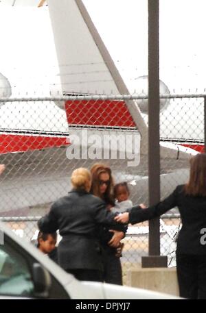 12 décembre 2006 - New York, New York, USA - Brad Pitt et AngelinaJolie quitter NYC sur Décembre 2006 doit syccrire .ANGELINA JOLIE ET SA FILLE ZAHARA. Andrea Renault K51057AR(Image Crédit : © Globe Photos/ZUMAPRESS.com) Banque D'Images