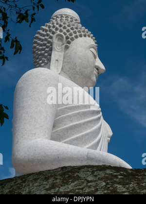 Le Grand Bouddha donne sur l'île de Phuket dans le sud de la Thaïlande. Fait de marbre, il se trouve 45 mètres de haut par 25 mètres à sa base Banque D'Images