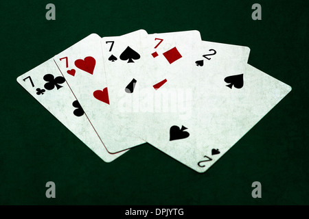 Mains de Poker - quatre d'une sorte 2. Vue rapprochée de cinq cartes à jouer poker formant les quatre d'une sorte de main Banque D'Images