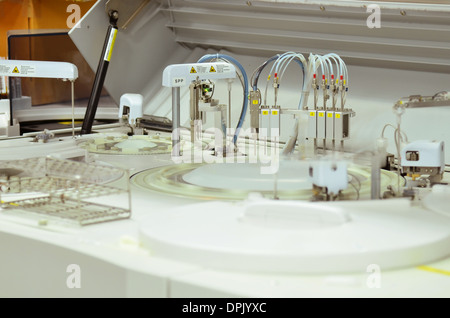 Chromatographe en phase gazeuse avec bouteilles d'échantillons de verre Banque D'Images