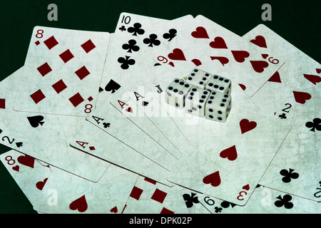 Bonne chance à vous 3. Vue rapprochée des jeux de cartes et cinq dés à six pépins au sommet. Banque D'Images