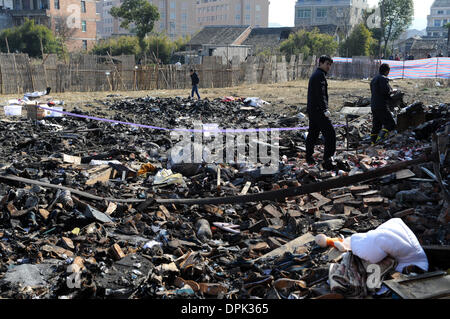 Wenling, la Province de Zhejiang. 15 Jan, 2014. Enquêteurs travaillent dans une usine de chaussures de Wenling, est de la Chine, la province du Zhejiang, le 15 janvier 2014. Deux propriétaires et un responsable de l'usine de Wenling ont été arrêtés mercredi à la suite d'un incendie qui a tué, 16 blessés et cinq autres, a annoncé la police. Credit : Ju Huanzong/Xinhua/Alamy Live News Banque D'Images