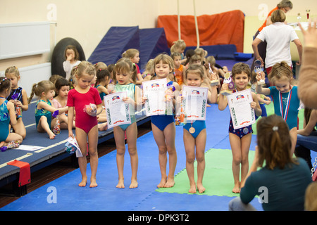 L'attribution des gagnants de concours en gymnastique pour les filles de quatre à cinq ans, Saint-Pétersbourg, Russie Banque D'Images