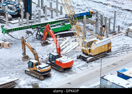 Machines de construction spéciale sur le site de construction en hiver Banque D'Images