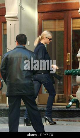 25 octobre 2006 - New York, New York, USA - K50423AR.Gwyneth Paltrow dehors et environ avec des enfants..New York City.10-25-2006. Andrea Renault / 2006(Credit Image : © Photos Globe/ZUMAPRESS.com) Banque D'Images