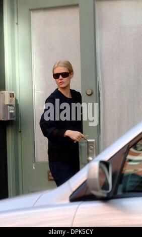 25 octobre 2006 - New York, New York, USA - K50423AR.Gwyneth Paltrow dehors et environ avec des enfants..New York City.10-25-2006. Andrea Renault / 2006(Credit Image : © Photos Globe/ZUMAPRESS.com) Banque D'Images