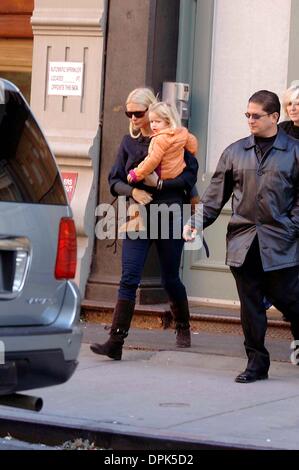 25 octobre 2006 - New York, New York, USA - K50423AR.Gwyneth Paltrow dehors et environ avec des enfants..New York City.10-25-2006. Andrea Renault / 2006(Credit Image : © Photos Globe/ZUMAPRESS.com) Banque D'Images